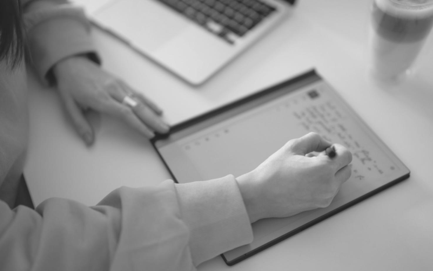 Finanzanalyse Arbeitsplatz mit Diagrammen und Berichten